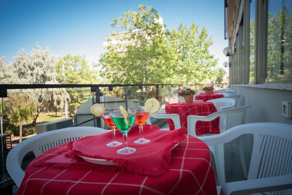 Hotel Madison Riccione Kültér fotó
